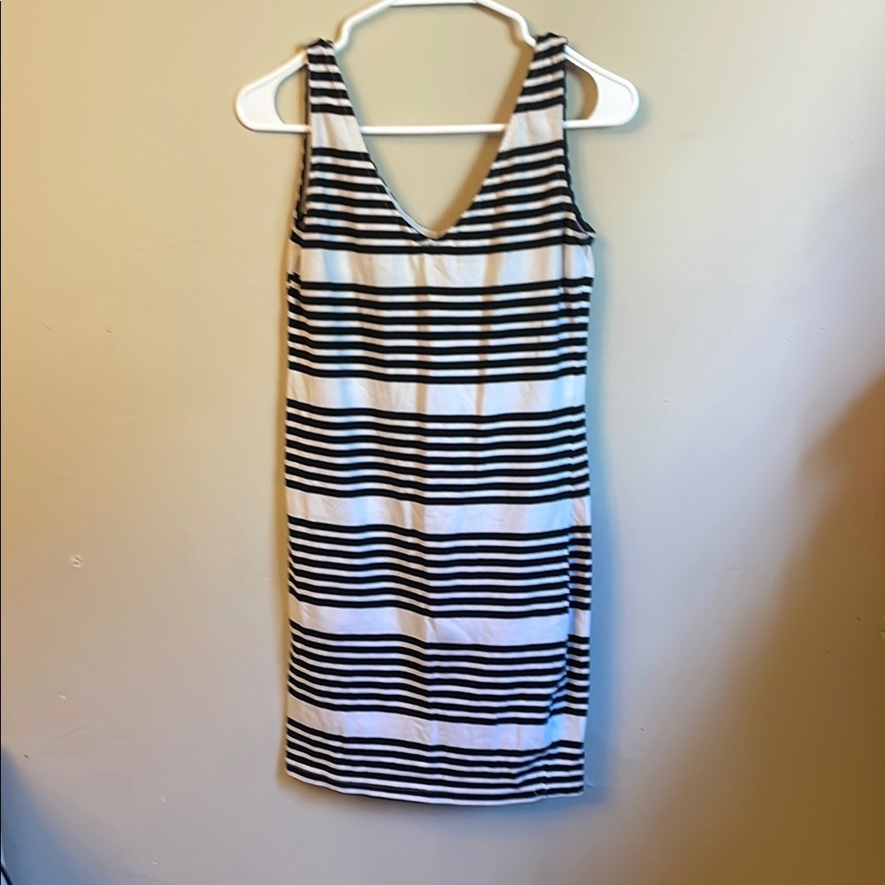 Black and White Sleeveless V-Neck Sheath Dress (Bin M)​ 5/$50​
